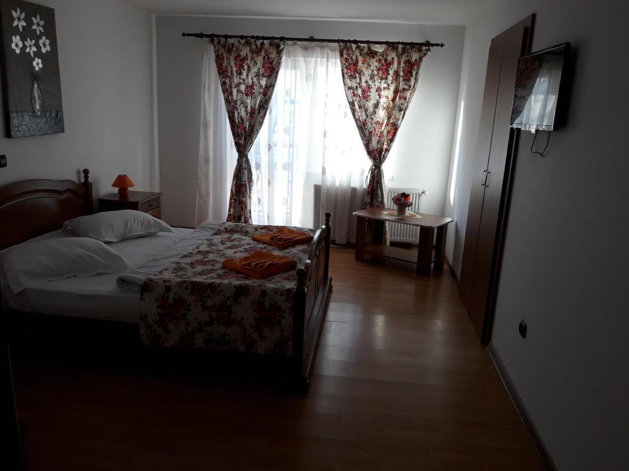 Pensiunea Kyfana Zărneşti Exteriör bild